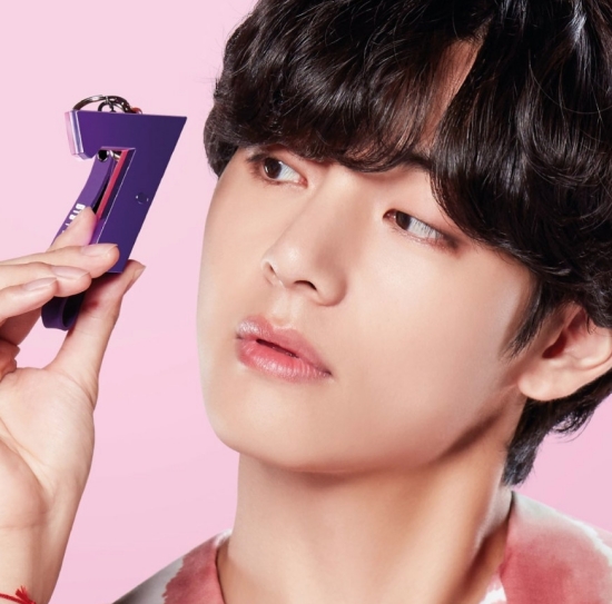 BTS V attracts Eye-catching with sweet eyes and refreshing visuals.Recently, Baskin-Robbins Korea announced the news of collaboration with BTS and announced the news of special cake and gift.We also released photos of BTS members who will be active as an official model by announcing the news of pre-booking.Among them, V attracted Eye-catching with a sweet yet cool look like ice cream.Meanwhile, the group BTS proved its power as a global super star by posting three albums simultaneously on the United States of America Billboard 200 chart.According to the latest chart (July 25), released by the United States of America music media Billboard on the 21st (local time), BTS regular 4th album MAP OF THE SOUL:7, released on February 21, ranked 51st on the Billboard 200 chart.This was four steps higher than last weeks 55th place, and it succeeded in reverse for two consecutive weeks. It kept the top spot for 21 consecutive weeks after first entering the Billboard 200 chart on March 7th.