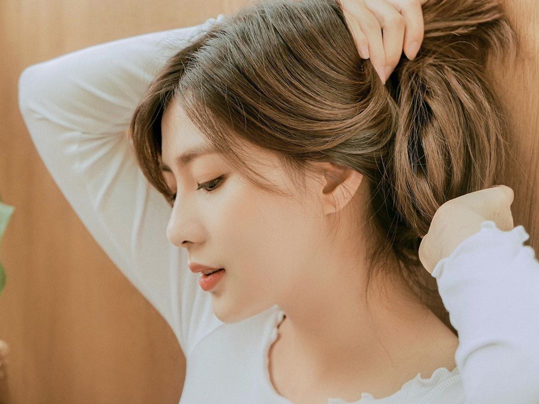 Oh Ha-young of idol group Apink released a picture of an emotional atmosphere.On the 22nd, Oh Ha-young posted a picture on his Instagram with the words I am one day.The photo shows Oh Ha-young, who ties his head. The warm atmosphere in the photo is impressive.The netizens praised Why are you so beautiful and Offrodite as well.On the other hand, Oh Ha-young has recently made a futsal team with ordinary people and entertainers.Photo: Oh Ha-young Instagram