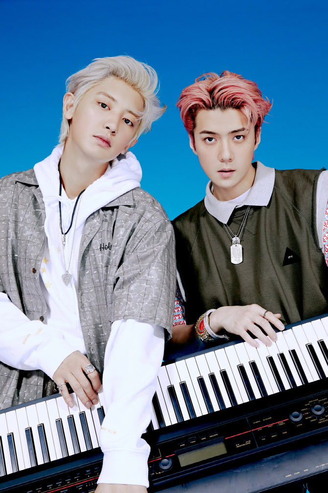 EXO Sehun & Chanyeol (EXO-SC) was crowned the Gaon Music Chart 2 titles.This album not only won the top spot in various music charts such as Hanter chart, Shinnara record, Yes24, and HotTrax, but also won the top spot in 51 regions around the world on the iTunes top album chart, first place on the charts for Chinese QQ music and cougar music and cougar music digital albums, and QQ music this year, achieving the shortest time Korean group double platinum album.glossy bag
