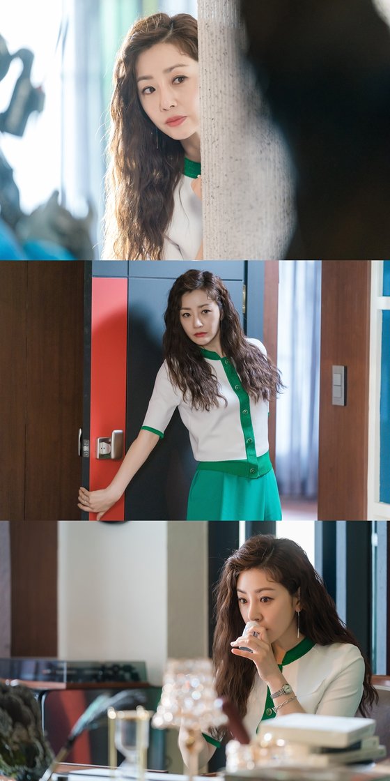 The award-winning action of Do Oh Na-ra is captured.The MBC new drama Do, which was first broadcast on the 22nd, was the final screening of the 2019 MBC drama contest.After taking off the first broadcast veil, the solid story of the final screening and the character play of the characters of the personality are receiving favorable reviews.In the first episode of Do, the nine families gathered in the mansion were detailed.Among them, the charm of Oh Na-ra (wisdom), the owner of the mansion, the past wife of Nam Moon-chul (Inho), and the mother of Kim Hye-joon (Shine), caught the audience.Oh Na-ra, a greasy figure who covets the money of a painter and a mother who sometimes listens to her daughter Kim Hye-joon.He also stood at the center of the conflict, revealing his instincts to others.When her daughter Kim Hye-joon was believed to be the first to inherit the artists inheritance, the painter who was about to release his will suddenly died and was shocked.In the meantime, the Do production team released a still cut that captured the suspicious act of Oh Na-ra on the day of his death.The photo shows Oh Na-ra, who is watching someone behind the wall and looking inside the door with his eyes full of boundaries.The costume Oh Na-ra wears when attending the artists birthday party; Kim Hye-joon with a questionable vial shows, raising curiosity.Eight families in the mansion were on the line of the dragon after the painter died; Oh Na-ra is also one of the powerful suspects.I wonder what made me so suspicious, and whether these actions were related to the death of the painter.Do said, In the second episode, which airs today (23rd) at 9:30 pm, you can get a glimpse of Oh Na-ras hidden behavior on the day the painter died.In this process, you will feel the charm of Oh Na-ra, and I hope you will expect the performance of Oh Na-ras lovely Green mass wisdom. 