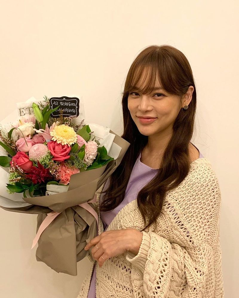 Actor Park Si-yeon flaunts her innocent lookPark Si-yeon posted a picture on his Instagram on July 23 with an article entitled Is this happy?Inside the picture was a picture of Park Si-yeon with a bouquet of flowers; Park Si-yeon smiles brightly at the camera.Park Si-yeons neat beautiful looks and atmosphere catch the eye.delay stock