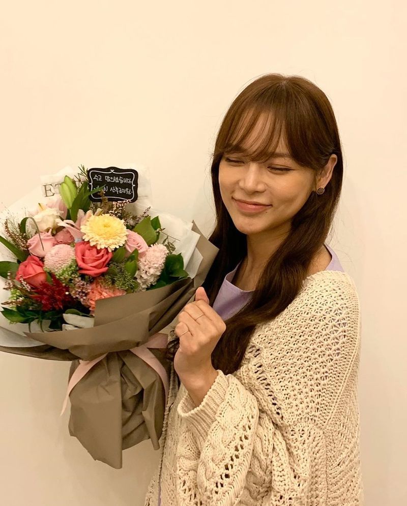 Actor Park Si-yeon flaunts her innocent lookPark Si-yeon posted a picture on his Instagram on July 23 with an article entitled Is this happy?Inside the picture was a picture of Park Si-yeon with a bouquet of flowers; Park Si-yeon smiles brightly at the camera.Park Si-yeons neat beautiful looks and atmosphere catch the eye.delay stock