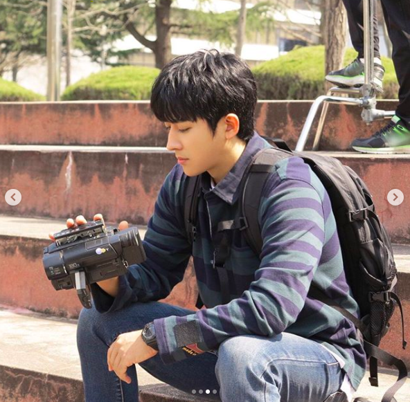 Son ho joon showed off his visuals during the warm-hearted.YG STAGE Official SNS on the 23rd Son ho joon respond 2005  We Did Love Son ho joon, who played the College students days of Oh Dae-oh.The camcorder in your hand is a self-cam, and the face is a Secretary of State. In the photo, Son ho joon is taking various poses in a clean College student fashion at the Campus.In particular, Son ho joon captures the attention with his fresh appearance like actual college students.YG STAGE said, Son ho joon, a strong actor in Campus who played youth + romance + first love. Tonight, I will express the storm confession of Oh Dae-oh.Enjoy your excitement as a shooter. On the other hand, Son ho joon is now loved by JTBC We Did Love.YG STAGE