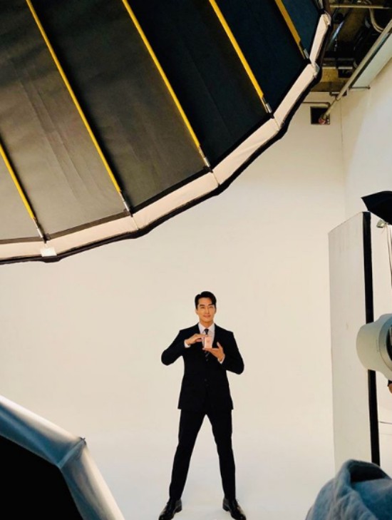 Actor Song Seung-heon flaunted her tall physical.On the 23rd, Song Seung-heon posted a picture through his Instagram.Song Seung-heon in the public photo is working on advertising shooting.Song Seung-heon is wearing a black suit and boasts an 8th grade ratio and a warm visual.On the other hand, Song Seung-heon appeared in the MBC drama Do you want to eat dinner together?Photo: Song Seung-heon Instagram
