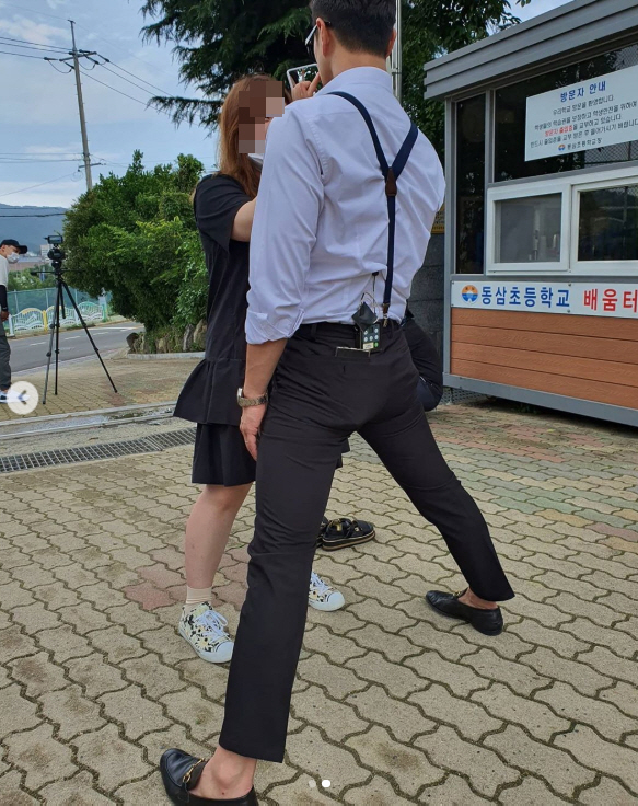 Sim Jin-hwa posted two photos on the 24 Days Instagram, with the caption: A few days ago, a Busan shoot, Paul Manafort Bridge man.The photo shows Wonhyo Kim fixing her makeup for shooting.The 183cm tall Wonhyo Kim was warmed up with a Paul Manafort bridge for stylists.Wonhyo Kim, meanwhile, married Sim Jin-hwa in 2011; recently, after a successful 17kg weight loss, she made headlines in the pit Nice competition.