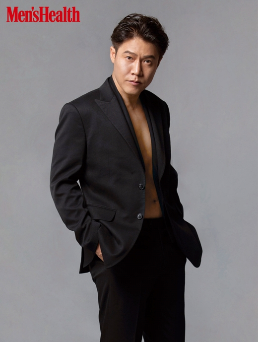 Actor Park Ho-san boasted a healthy body line through the August issue of Magazine Mans Health.In the public picture, Park Ho-san put on a suit of all black on his coppery skin and showed a solid abs and a healthy body without sagging, which showed middle-aged charisma and sexy.In addition, Park Ho-san was wearing a casual jacket and shorts tailored to one pair, and he completely digested the sporty concept. He doubled the perfection of the picture with a smiley expression and a pose that creates a summer atmosphere with a surfboard.In this interview, Park said, I often have time to empty my mind before receiving a new work. One of the ways is surfing.After one work is over, it takes time to empty everything. Surfing is a very static exercise. There is more time floating on the sea, and the calm time waiting for the waves has its own charm.Surfing is similar to meditation to practice the mind. 