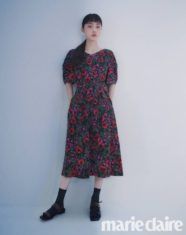 Jeon So-nee understanding about the job of Actor, which I didnt know very well Jeon So-nee reveals shes learning about the job as ActorThe fashion magazine Marie Claire, which features Supernatural beauty by Actor Jeon So-nee, was unveiled on July 24.Jeon So-nee received a favorable response in TVN Drama In the Mood for Love - The Moment When Life Became a Flower (hereinafter referred to as In the Mood for Love), which ended in June, drawing a love of 20s with delicate acting.In this picture, the beauty of Jeon So-nee, which is revealed in the Supernatural mood, captivates the eyes with long hair and intense eyes.In an interview with the photo shoot, Jeon So-nee frankly expressed his thoughts.As for whether the job as Actor had expected, I think Im getting to know this now, and things that I see are changing little by little.I thought of Acting in the past, but I didnt know what this job was like. Im getting to know it a little bit, and I want to know how to make it healthier.I do not know the answer yet, but I do not hurt my thoughts and minds much, and I will do well. He expressed his belief that he would not neglect not only Acting but also inner growth.bak-beauty