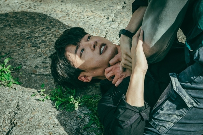 Yoon Shi-yoon was attacked suddenly.On July 24, the dangerous moment Zettai Zetsumei was caught when Yoon Shi-yoon was strangled by someone in the OCN TOIL original Trane (playplayplayed by Park Ga-yeon/directed by Ryu Seung-jin and Lee Seung-hoon).Yoon Shi-yoon plays Seo Do-won, the head of the 3rd strong team at Mugyeong Police Station, and portrays a person who lives a life of atonement due to the Murder case of Mugyeong Station, where his father Seo Jae-chul (Nam Moon-cheol) killed Han Kyu-tae (Kyung Soo-jin)s father Han Kyu-tae (Kim Jin-seo) 12 years ago.On the other hand, BWorld Seo Do-won is walking down the path of corruption that does not overcome the stigma and commits corruption to drugs because he is labeled Murders son because of his fathers sin.In the last broadcast, Seo Do-won was shocked when he learned that his father was not the real criminal in the Murder case of a non-landing house through a voice message left by a dead Han Seo-kyung.Seo Do-won, who then traveled to BWorld on a questionable train, confronted a detective BWorld Han Seo-kyung who pointed a gun at him, and found a clue that the serial Murder case was in BWorld.At this time, BWorld Seo Dowon was lying in the room with an oxygen mask, and stimulated curiosity.In this regard, Yoon Shi-yoon is strangled and is in a crisis that seems to be choking even if it is strangled.Seo Do-won, who moved to BWorld in the play, was attacked by someone who could not imagine while tracking a series of Murder cases.In the last broadcast, Seo Do-won was convinced that drug broker Lee Jin-sung (Jae Hae-song) was killed by the criminal after witnessing a body in a large suitcase, and that the criminal was in BWorld.Moreover, his father, Seo Jae-cheol, who died 12 years ago, was surprised and questioned by his living appearance.In the meantime, Seo Do-won is concentrating on who is the one who strangled Seo Do-won while falling into a dangerous situation where his life is at stake, and why Seo Do-won was threatened.On the other hand, Yoon Shi-yoon is getting a good reputation by getting on the train running and fighting violently.Zettai Zetsumei strangled scene also risked throwing his whole body, making him admire the scene.In addition, Yoon Shi-yoon is the back door that shed beads for realistic scene by matching the rehearsal with the opponent actor numerous times, action sum.bak-beauty