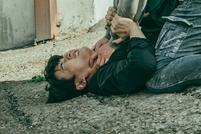 Yoon Shi-yoon was attacked suddenly.On July 24, the dangerous moment Zettai Zetsumei was caught when Yoon Shi-yoon was strangled by someone in the OCN TOIL original Trane (playplayplayed by Park Ga-yeon/directed by Ryu Seung-jin and Lee Seung-hoon).Yoon Shi-yoon plays Seo Do-won, the head of the 3rd strong team at Mugyeong Police Station, and portrays a person who lives a life of atonement due to the Murder case of Mugyeong Station, where his father Seo Jae-chul (Nam Moon-cheol) killed Han Kyu-tae (Kyung Soo-jin)s father Han Kyu-tae (Kim Jin-seo) 12 years ago.On the other hand, BWorld Seo Do-won is walking down the path of corruption that does not overcome the stigma and commits corruption to drugs because he is labeled Murders son because of his fathers sin.In the last broadcast, Seo Do-won was shocked when he learned that his father was not the real criminal in the Murder case of a non-landing house through a voice message left by a dead Han Seo-kyung.Seo Do-won, who then traveled to BWorld on a questionable train, confronted a detective BWorld Han Seo-kyung who pointed a gun at him, and found a clue that the serial Murder case was in BWorld.At this time, BWorld Seo Dowon was lying in the room with an oxygen mask, and stimulated curiosity.In this regard, Yoon Shi-yoon is strangled and is in a crisis that seems to be choking even if it is strangled.Seo Do-won, who moved to BWorld in the play, was attacked by someone who could not imagine while tracking a series of Murder cases.In the last broadcast, Seo Do-won was convinced that drug broker Lee Jin-sung (Jae Hae-song) was killed by the criminal after witnessing a body in a large suitcase, and that the criminal was in BWorld.Moreover, his father, Seo Jae-cheol, who died 12 years ago, was surprised and questioned by his living appearance.In the meantime, Seo Do-won is concentrating on who is the one who strangled Seo Do-won while falling into a dangerous situation where his life is at stake, and why Seo Do-won was threatened.On the other hand, Yoon Shi-yoon is getting a good reputation by getting on the train running and fighting violently.Zettai Zetsumei strangled scene also risked throwing his whole body, making him admire the scene.In addition, Yoon Shi-yoon is the back door that shed beads for realistic scene by matching the rehearsal with the opponent actor numerous times, action sum.bak-beauty