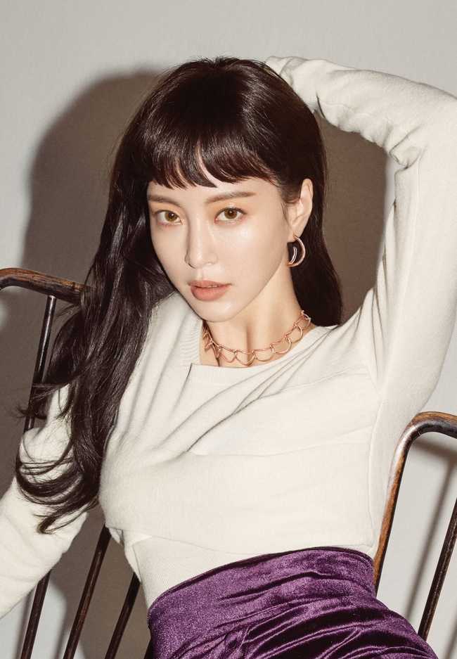 Han Ye-seul flaunted her unwavering beautyDIDIER DUBOT released its 2020 F/W ad campaign with Muse Han Ye-seul on July 24.Han Ye-seul in the public image overwhelmed the scene with his unique intense eyes.bak-beauty