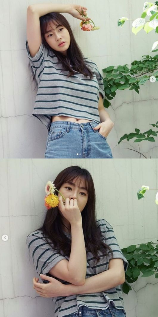 Actor Kang So-ra revealed her neat Beautiful looks routine.Jang So-la posted several photos on his SNS on the afternoon of the 24th.The photo shows Kang So-ra, who is having a relaxing time in her daily life. Kang So-ra is dressed comfortably in a striped T-shirt besides jeans.Especially, Kang So-ra is showing her solid abdominal muscles through a T-shirt that has been raised slightly by raising her arms, and she is attracted to her eyes.Kang So-ra is considering his next film.jangso-ra SNS
