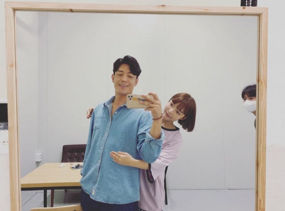 Actor Kim Ju-Hun flaunts Park Jin-joo and warm chemiKim Ju-Hun posted a picture on his 24 Days instagram with an article entitled Pearls Manners: Jinju always keeping her menners.In the public photos, Kim Ju-Hun and Park Jin-joo are taking pictures in the mirror.Park Jin-joo posed for Kim Ju-Hun back-hugs from behind, but his hands showed Kim Ju-Huns inaccessible wit.The netizens who responded to this responded that this is the main shot of the week and Both of you are cute.Meanwhile, Kim Ju-Hun and Park Jin-joo are appearing on TVN Saturday Drama Psycho but Its OK which is currently on air.