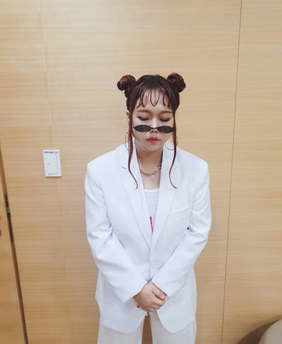 Comedian Hong Hyo-hee transformed into Singer Lee Hyo-ris Booka Linda Ronstadt.Hong Hyon-hee posted a photo on her Instagram account on Monday with an article entitled (and then) Linda Ronstadt Rat.In the photo, there is a picture of Hong Hyon-hee wearing sunglasses on his nose and groping hair.In another photo, Hong Hyon-hee even tied his groping head under his chin to make him laugh.The netizens who responded to this responded such as Is it Hong Hyo Ri?, Linda Ronstadt Hong and Cute.Meanwhile, Hong Hyon-hee is appearing on the TV Chosun entertainment program The Taste of Wife with her husband Jason.