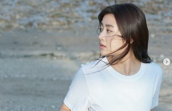 Actor Kang So-ra caught the eye with the charm of the beach Goddess.Kang So-ra posted a picture on his Instagram on the 24th with an article entitled Memories of #Kang So-ra in the photo poses in a cool white costume on the beach.It is filled with emotions such as looking at something by turning his head, holding the sand in his hand.Even in everyday life, she boasts doll visuals by showing off her actresss Aura.On the other hand, Kang So-ra makes a special appearance in the movie Rain and Your Story.
