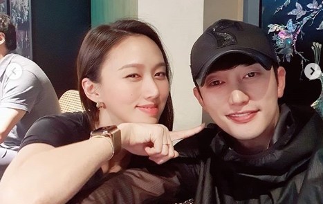 Park Si-hoo has released a photo of Ko Sung-hee and Bagubi, a two-shot of a good-looking woman, and the performers, and collected Eye-catching.Park Si-hoo posted a picture of his cast on his Instagram on the 24th, along with an article entitled Please expect the last broadcast this week # Wind and cloud services.Park Si-hoo is showing Ko Sung-hee and other actors who have been together with him, and posting pictures of him affectionately, soothing the regret of the barracks.Especially, he and Ko Sung-hee of Bongryun Station who played a loving love act attract Eye-catching with a smile on the camera.On the other hand, TV Chosun Wind, Cloud and Rain is a drama about the beautiful challenge and sad love of the main character who uses the fate as a weapon and the battle for the throne with the king makers who threaten him and his love. It is broadcast every Saturday and Sunday at 10:50 pm.