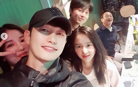 Park Si-hoo has released a photo of Ko Sung-hee and Bagubi, a two-shot of a good-looking woman, and the performers, and collected Eye-catching.Park Si-hoo posted a picture of his cast on his Instagram on the 24th, along with an article entitled Please expect the last broadcast this week # Wind and cloud services.Park Si-hoo is showing Ko Sung-hee and other actors who have been together with him, and posting pictures of him affectionately, soothing the regret of the barracks.Especially, he and Ko Sung-hee of Bongryun Station who played a loving love act attract Eye-catching with a smile on the camera.On the other hand, TV Chosun Wind, Cloud and Rain is a drama about the beautiful challenge and sad love of the main character who uses the fate as a weapon and the battle for the throne with the king makers who threaten him and his love. It is broadcast every Saturday and Sunday at 10:50 pm.