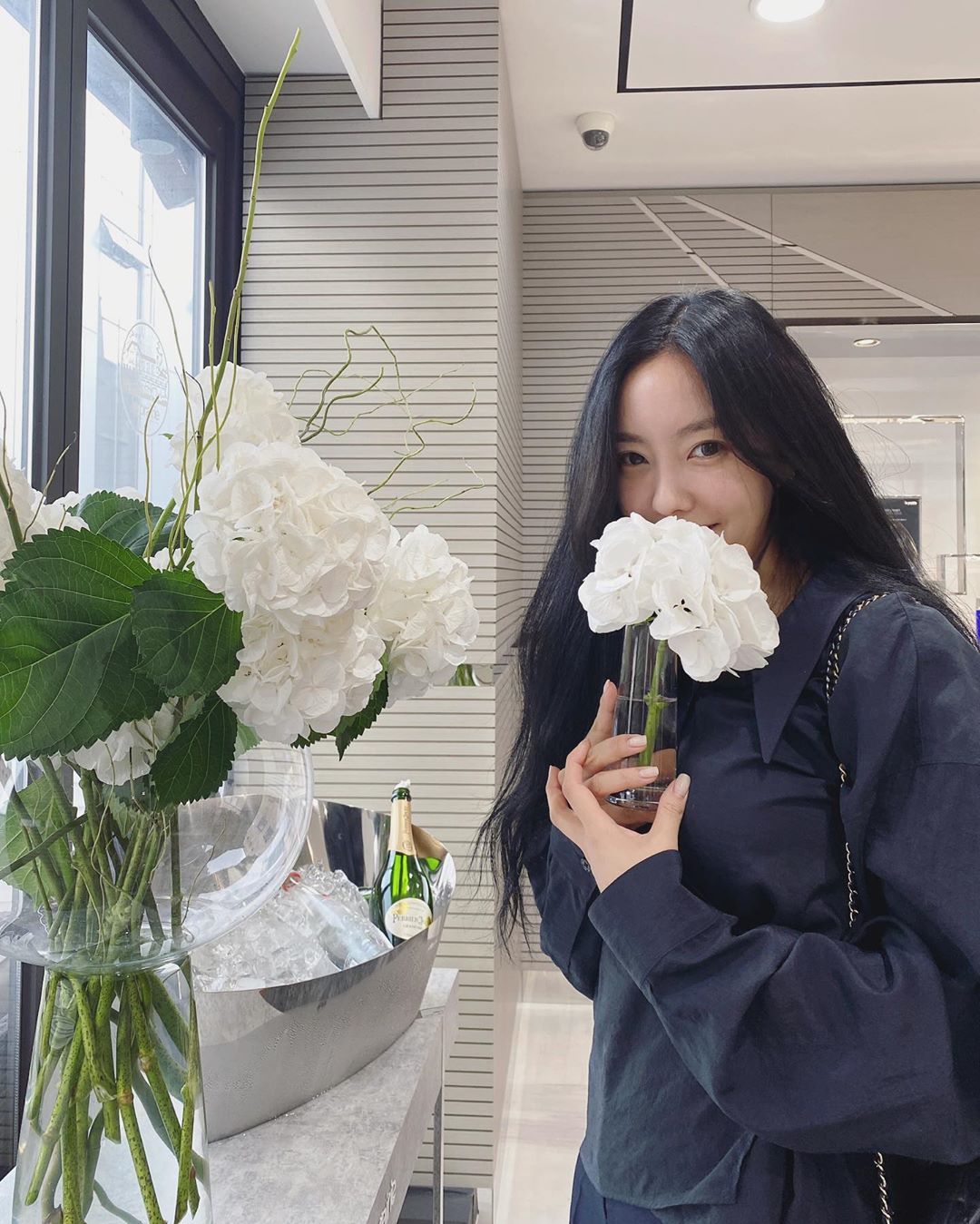 Singer Hyomin has reported his recent situation.On the 24th, Hyomin posted a picture on his instagram  with the words Good time thanks to my sisters ... spa healing.The photo shows Hyomin smiling brightly with a vase, especially the Beautiful looks that is revealed in the gentle makeup.On the other hand, Hyomin made his debut as an idol group T-ara in 2009 and is currently appearing on the Lifetime Channel entertainment Beautiful looks Time.Photo: Hyomin Instagram  