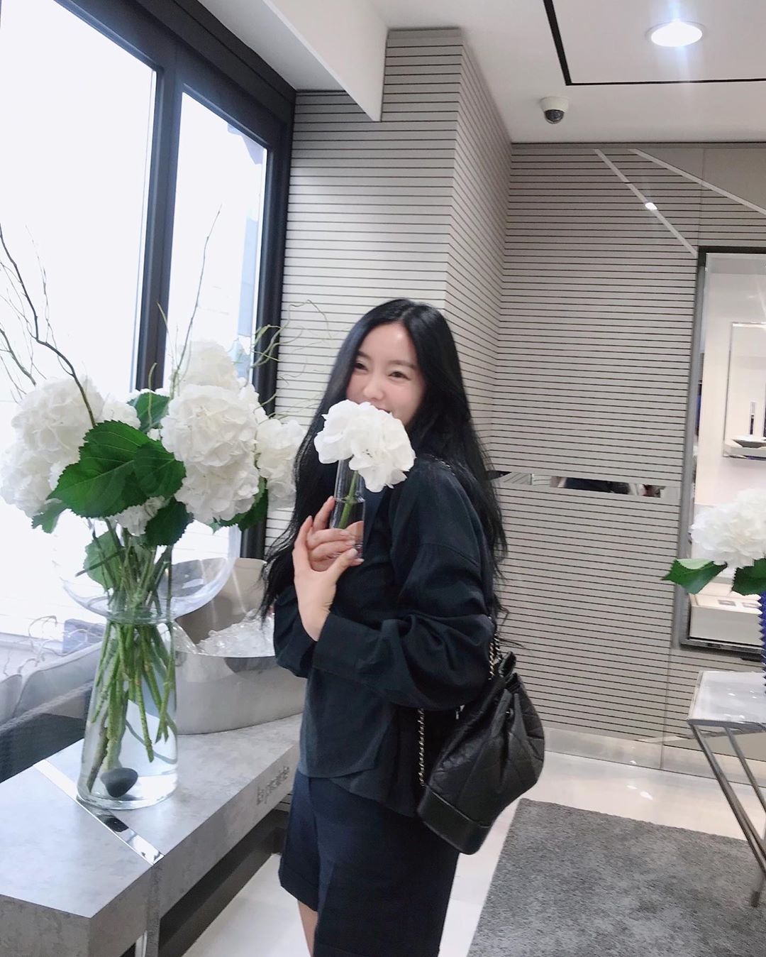 Singer Hyomin has reported his recent situation.On the 24th, Hyomin posted a picture on his instagram  with the words Good time thanks to my sisters ... spa healing.The photo shows Hyomin smiling brightly with a vase, especially the Beautiful looks that is revealed in the gentle makeup.On the other hand, Hyomin made his debut as an idol group T-ara in 2009 and is currently appearing on the Lifetime Channel entertainment Beautiful looks Time.Photo: Hyomin Instagram  