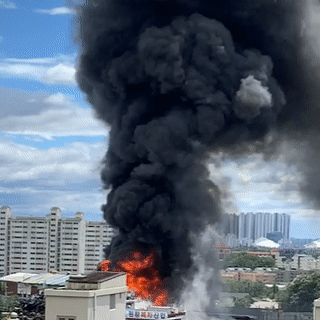 고양 자동차 폐차장 불 - 25일 오전 경기 고양시 일산서구 덕이동 한 자동차 폐차장에서 불이 나면서 시커먼 연기가 인근 하늘을 뒤덮고 있다. 2020.7.25 독자 제공=서울신문