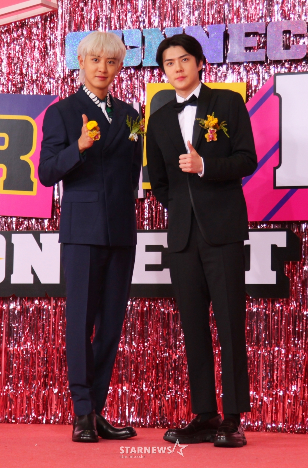 The group EXO-SC is posing at the 26th Dream concert CONNECT:D red carpet event, which was broadcast live on Non-Contact online on the 25th. This concert is held by EXO-SC, Red Velvet, Irene & Ski, Oh My Girl, Astro, South Club, Golden Child, Kim Jae Hwan, The group included S, CIX and Cravity./ Photos