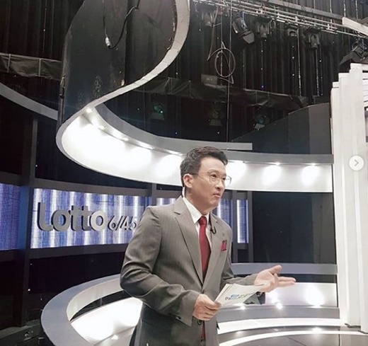 Broadcaster Seo Kyung-seok reveals recent status after DietSeo Kyung-seok told his Instagram on the 25th, 22kg Diet and keep it for more than a month! The more Age, the more protein intake is important!Today, which was crazy from morning to evening, Protein posted a picture with the phrase What to fill with # Protein charge #Ages is important # Drinking Protein # Happy Dream Lotto 645 # New Progressor # Park Yeon Kyung Announcer #Seo Kyung-seokTV.In the photo, Seo Kyung-seok, who lost 22kg and became sleek, is posing at the MBC Happy Dream Lotto 645 lottery shooting scene.Seo Kyung-seok is in the process of MBC standard FM Womens Generation Yang Hee Eun, Seo Kyung-seok.Meanwhile, Seo Kyung-seok said he was shocked to see his weight go up to 94kg in April and decided to diet. Two months later, he lost to 72kg and collected topics.