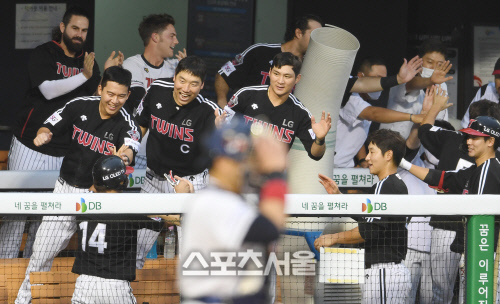 Mounded, Lee Min-ho met the benchs expectations by 100 per cent.After giving up a walk to Kim Jae-hwan, the lead hitter in the second inning, Choi seemed to be under control with a two-run homer, but he survived with five hits and two runs in the fifth inning with a fast ball measured up to 150km and a wide-swing slider.I did not shrink to the name value, but I sprinkled my ball with every hitter.Lee Min-hos Liu Peiqi ignited the struggle of the players who greeted the crowd in 82 days after the regular-season opener.Liu Peiqi, a rookie coach Ryu expected, was the result of a 4-3 victory over Goh Woo-suk,