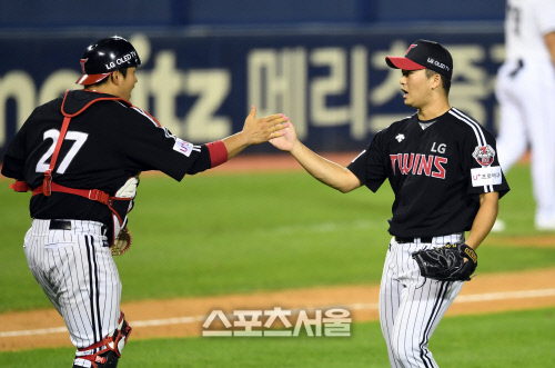 Mounded, Lee Min-ho met the benchs expectations by 100 per cent.After giving up a walk to Kim Jae-hwan, the lead hitter in the second inning, Choi seemed to be under control with a two-run homer, but he survived with five hits and two runs in the fifth inning with a fast ball measured up to 150km and a wide-swing slider.I did not shrink to the name value, but I sprinkled my ball with every hitter.Lee Min-hos Liu Peiqi ignited the struggle of the players who greeted the crowd in 82 days after the regular-season opener.Liu Peiqi, a rookie coach Ryu expected, was the result of a 4-3 victory over Goh Woo-suk,