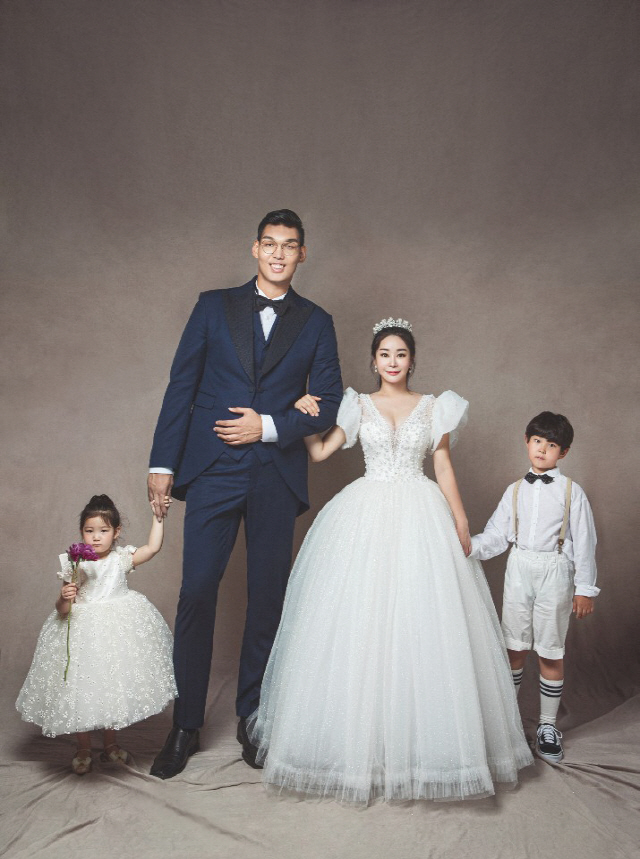 Happy Merid Company released a special reminder picture of basketball creator Ha Seung-jin and his wife Hwa-yeong Kim couple on the 27th.221cm tall The story of a princess who fell in love with the tallest man in Korea.The so-called beauty and Beast couples marriage nine-year anniversary reminder wedding.From Princess Mermaid to Beauty and Beast to Alice in Wonderland, we introduce some of the selected cuts from many concepts.YouTube star Ha Seung-jin, who currently has about 220,000 subscribers, wants to comfort the sad hearts of bride and groom who can not leave the honeymoon overseas due to the Corona 19 virus.Wedding magazine Tubride, a pair of brides and grooms will be selected along with Happy Merid Company and Wedding Director Bongde to support the cost of wedding photography. You can apply through Ha Seung-jin YouTube (Ha Seung-jin) or Wedding Director Bonge (Bonde BONGDE).Ha Seung-jins remind picture was held at the Flower Beach, Cheongsan Arboretum, and Anmyeondo Natural Recreation Forest in cooperation with Taean County Office.The wedding dress is Rosasposa, the suit is black suit, and the hanbok is the work of Kyujung Chilwoo. The main shooting is performed by Shin Dong-hoon, CEO of Ailes Studio, a premium line of Wonpa Day Studio.Hair & Make-up was the head of the government, the entire styling was the first visual representative Jung Min-kyung, and the video shoot was the whole project at Tim Plan A, Mine Mori, Happy Merid Company and Wedding Director Bongd.Ha Seung-jins daughters dress was Wepple Bebe, and Hair & Make-up of studio shooting was in Kokomika.The Remind Pictures of the Ha Seung-jin & Hwa-yeong Kim family can be found in the August 2020 issue of the wedding magazine Tubride and through Instagram, Post, Blog, and TVLux.