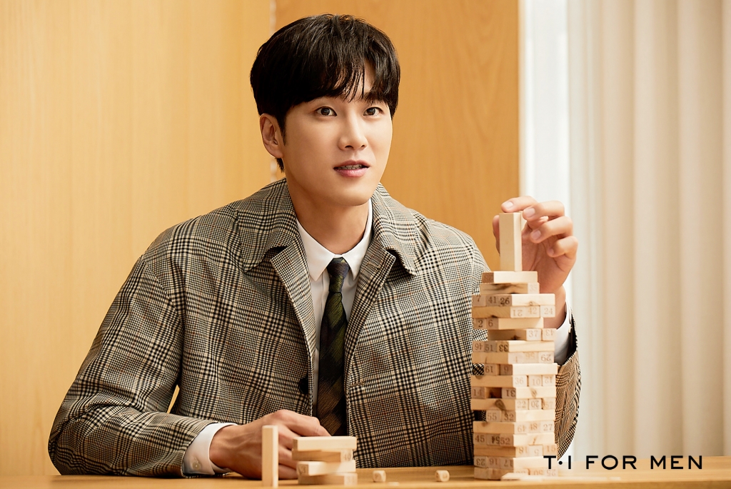 Actor Ahn Bo-hyun was selected as the mens wear brand Tiai Forman Model.Tia Forman (T.I FOR MEN), a mens wear brand developed by Jienco Co., Ltd., announced on the 27th that it has selected Ahn Bo-hyun as the brands new model.Ahn Bo-hyun took on the role of Jang Geun Won in JTBC Itaewon Clath and showed overwhelming villain performance based on solid acting ability and emerged as Top-trend Actor.Since then, he has appeared in the entertainment program I Live Alone and has shown a small daily life to the public with a charm of reversal and a healthy lifestyle.Kim Seok-joo, CEO of T-I-Phoman, said, Ti-Phoman and Ahn Bo-hyun, who are pursuing a young, active and healthy lifestyle, harmonize with each other. Ti-Phoman, who is aiming for a healthy male image, will deliver pleasant energy with 2040 mens fashion style proposal through Ahn Bo-hyun. I have explained why.Meanwhile, Ahn Bo-hyun will show T-I-Phomans perfect suit fit through MBC Drama Kairos scheduled to air in October.The 2020 FW campaign with Ahn Bo-hyun and T-I-Phoman will be available sequentially through the official website Jienco style and official Instagram from August.Ahn Bo-hyun, who emerged as Itaewon Clath and I live alone, is in line with a healthy male image.