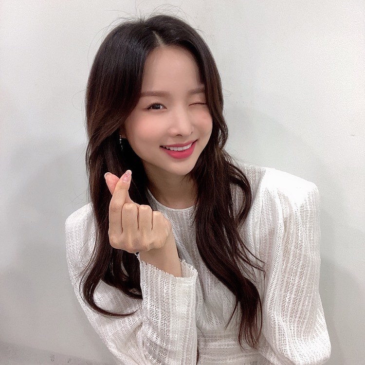 Solji presented a refreshing selfie.Group EXID member Solji posted a photo on his instagram on July 26.Solji in the photo winks with a hand heart; he thrills fans with a sunny smile and beautiful visuals.han jung-won