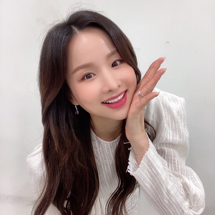 Solji presented a refreshing selfie.Group EXID member Solji posted a photo on his instagram on July 26.Solji in the photo winks with a hand heart; he thrills fans with a sunny smile and beautiful visuals.han jung-won