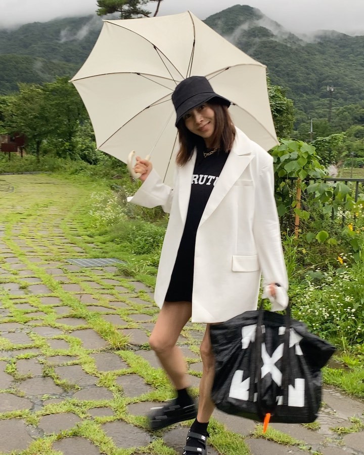 Hwang Shin-hye flaunted Computer Beautiful looks that still lingersActor Hwang Shin-hye posted two photos on his Instagram on July 27 with an article entitled rainy day (rainy day).In the open photo, Hwang Shin-hye is walking on the road wearing an umbrella on a rainy day.Hwang Shin-hye, who introduced the missing fashion in an oversized jacket, smiles and emits pleasant energy even in inclement weather.Especially during the Hwang Shin-hye, beautiful looks catch the eye.bak-beauty