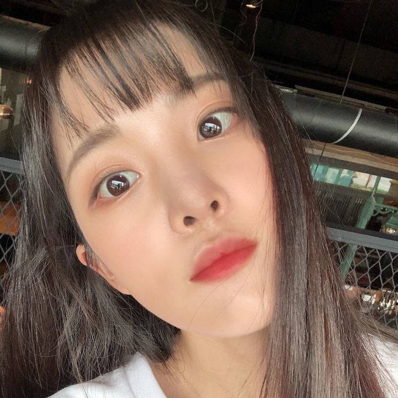 Hyunyoung showed off her Beautiful looks even in her pale makeup.Hyunyoung, a member of the group Rainbow, uploaded two photos on July 27 with the phrase good weather on his instagram.In the photo, Cho is staring at the camera with his lips all the way out. He boasts Beautiful looks with big eyes and dark features.Han Jung-won