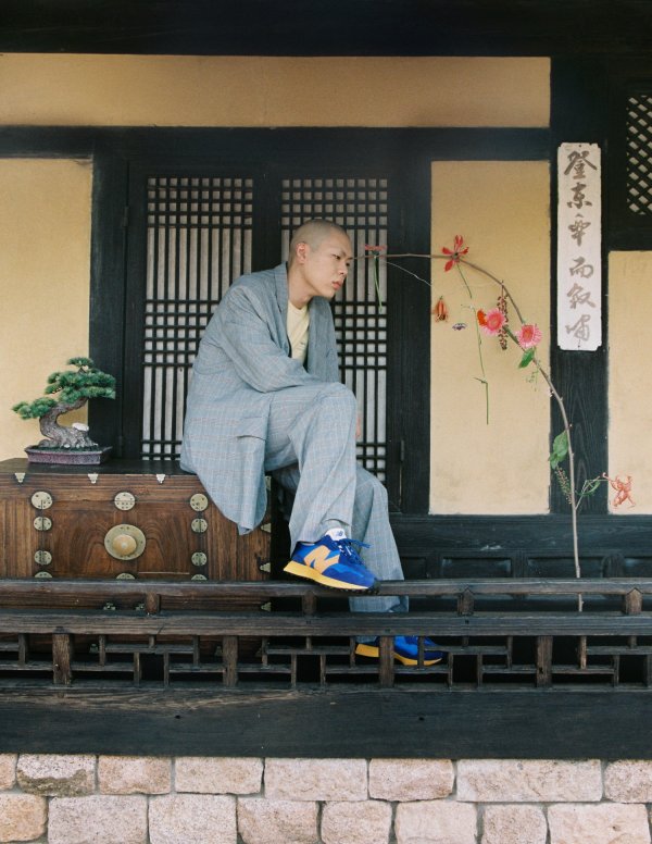 A picture of a global sports brand with Oh Hyuk was released.This picture features the Korean retro sensibility in the 70s under the theme of New Balance Oriental Retro in line with the product story that reinterprets the Jogger style in the 70s.Oh Hyuk in the public picture captures the attention of his own unique and modern styling in the background of other oriental oriental elements and Korean emotions.Especially Oh Hyuk has a unique oversized suit styling that adds a unique and chic look and pose to create a high-quality picture.
