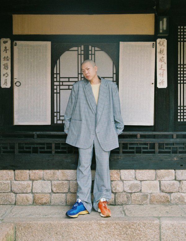 A picture of a global sports brand with Oh Hyuk was released.This picture features the Korean retro sensibility in the 70s under the theme of New Balance Oriental Retro in line with the product story that reinterprets the Jogger style in the 70s.Oh Hyuk in the public picture captures the attention of his own unique and modern styling in the background of other oriental oriental elements and Korean emotions.Especially Oh Hyuk has a unique oversized suit styling that adds a unique and chic look and pose to create a high-quality picture.