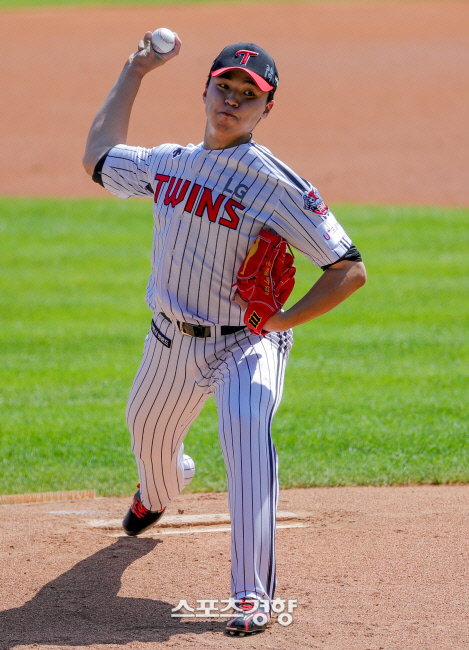 LG rookie right-hander Lee Min-ho (19) started in the Doosan Kyonggi in Jamsil-dong-dong on the 26th, the first day of the season when the crowd entered.It was a game that could be a lot of burden for a new Pitcher because it was the first game of Doosan, which is the most inferior game, and the first game of the crowd, but LG coach Ryu Joong-il predicted that he would enjoy it.It meant that Lee Min-ho, who watched through his usual facial expressions and training, was a player who knew how to play a game with guts even in a situation where he was so nervous.As Ryu Joong-il predicted, Lee Min-ho received a standing ovation from LG fans who met for the first time since his debut.He threw 101 in five innings, 5 hits, 3 walks, 4 strikeouts, 2 runs, and came down the Mound in the first and second bases of the sixth inning, trailing 1-2.LG fans applauded with a hot shout on the youngest unstoppable pitch against Doosan, who did not meet the winning Pitcher requirement, but showed his youngest opponent.Lee Min-ho played Choi Joo-hwan in the first inning and 16th in the fourth inning.Lee Min-ho also played with fastball, slider, and curves like a bad Kyonggi in the persistence of Choi Joo-hwan, a senior hitter who continued to foul the ball in the ball count 1-1.Choi Joo-hwan, who kicked out 11 fouls, eventually gave up a walk on a full count, but Lee Min-ho, who threw his teeth without wanting to lose, showed the fighters that all team fans wanted.Lee Min-ho, who made a first and second base crisis with walks and hits in the sixth inning with more than 100 pitches, did not stop his desire to win the Mound.After filling up with two outs, Jung Woo-young finished the inning with a strikeout, Lee Min-ho, who was in the dugout, cheered with his fists.LG, who started the game, turned around in the seventh inning to win 4-3, thanks to Lee Min-hos unbreakable performance against the Doosan sluggers. It was the first win-winning series against Doosan this season with 2 wins and 1 loss.Lee Min-ho is currently in the fifth starting lineup with Chung Chan-hun, but the starting range is quite long. This time, the rain cancellation overlaps and he started in two weeks.Although it is intended to manage physical strength and prevent injuries, Lee Min-ho continues his pitching without losing his sense of irregular intervals.He has the best ERA among LGs starting lineup with 2.00 ERA, which is only 2 wins (two losses), but he has an average of 1-2 points against all five teams that have been on the Mound so far.There is no game that is going to collapse. Doosan, which has played four games including two relief appearances, is 2.57 ERA.LG, which has lost six consecutive games since its opening game against Doosan this season, is currently 4-8 against each other.Chow Chan, who was the strongest player in Doosan at LG, also slipped after winning the opening game this year, and Doosans ERA is 11 points.Wilson and Kelly both recorded 4-5 points ERA in Doosan, and Lee Min-ho, the youngest, is the most stable while disappearing.Lee Min-ho, who made the debut against the leading NC on the 11th, did not win either, but he pitched with 6.2 innings, four hits, three runs (two earned), and is stronger against the strong team.Lee Min-ho, who showed up in front of the crowd for the first time since his debut, said, I was a little nervous before the game, but I started to relax and enjoy it.I think it was better to hear the cheering, he said. When I start playing with any team, I focus on throwing my ball.Im satisfied if the team can win, he said.