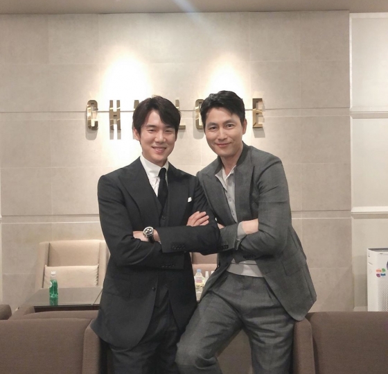 Actor Yoo Yeon-seok and Jung Woo-sung this heart-warming case to show him.Yoo Yeon-seok is 27, his Instagram in the premiere consultation #steel service 2_2007 inter-Korean summit 7 29 the opening!This along with the pictures showing.Public photos in side, and fold your arms vegetarian Miso did and Yoo Yeon-seok and Jung Woo-sung of the captures there. Two of the Miso, you find yourself warming to the show as I did.This approach also netizens said, this movie should look foul, cutesand such reactions.Meanwhile, Yoo Yeon-seok and Jung Woo-sung, now starring in the movie Steel 2 : the 2007 inter-Korean summitis North and South America 2007 inter-Korean summit in the North of coup as three normal North of a nuclear submarine in the kidnapping after the wars the verge of a crisis situation and so on.