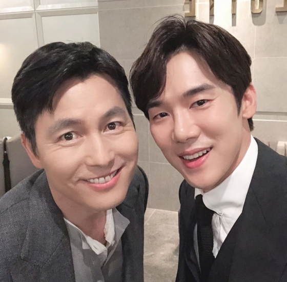 Actor Yoo Yeon-seok and Jung Woo-sung this heart-warming case to show him.Yoo Yeon-seok is 27, his Instagram in the premiere consultation #steel service 2_2007 inter-Korean summit 7 29 the opening!This along with the pictures showing.Public photos in side, and fold your arms vegetarian Miso did and Yoo Yeon-seok and Jung Woo-sung of the captures there. Two of the Miso, you find yourself warming to the show as I did.This approach also netizens said, this movie should look foul, cutesand such reactions.Meanwhile, Yoo Yeon-seok and Jung Woo-sung, now starring in the movie Steel 2 : the 2007 inter-Korean summitis North and South America 2007 inter-Korean summit in the North of coup as three normal North of a nuclear submarine in the kidnapping after the wars the verge of a crisis situation and so on.