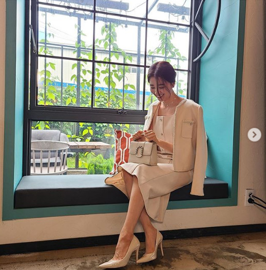 Actor Park Ha-sun flaunts Elegance charmPark Ha-sun told his Instagram on the 27th, Joe Eun-jung, who can see when autumn comes.I posted several photos with the article Postpartum care centers.Park Ha-sun in the photo is making a bright smile on a beige tweed skirt suit.His neat and luxurious atmosphere is outstanding in a neat hairstyle tied together and luxurious costumes.The Swindlers, who encountered the photos, admired the reactions of Elegance and cute sister, Drama is expected, Advanced iron.Park Ha-sun will return to the house theater in November with the TVN drama Postpartum care centers.Meanwhile, Park Ha-sun married her fellow Actor Ryu Soo-young in 2017 and has a daughter in her family.Photo Park Ha-sun SNS