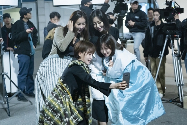 The value of the elegant Friends Actors is shining.JTBC gilt drama Elegant Friends (directed by Song Hyun-wook and Park So-yeon/playplayplayed by Park Hyo-yeon and Kim Kyung-sun) released the behind-the-scenes cut of Actors full bloom of laughter on July 28.In the 6th episode, which aired on July 25, an unknown video of the source arrived to Ahn Jung-sang, and the investigation of the Jugangsan (Lee Tae-hwan) Murder case was a turning point.The video of the scene of the last day of the incident, when Nam Jeong-hae visited Mount Jugang, shocked everyone.I wondered who, why, and why, had sent the video to the risk of being caught.Here, first love Baek Hae-sook (Hana-gam) reappeared in front of the friends who returned to everyday life, adding to the curiosity.Elegant Friends presents a real sympathy through the stories of middle-aged friends and their couples, but the process of pursuing the past, secrets, and questionable Murder events that they are intertwined with is constantly crossing and creating a thrilling suspense.Above all, the synergy of veteran actors who lead the immersive feeling that can not be taken out of joy and tension is shining.In the meantime, the pleasant and cheerful atmosphere in the public photos makes us guess the powerful teamwork of Actors.Even outside the camera, a smile does not know how to leave the face of Yoo Jun-sang, Bae Soo-bin, Kim Sung-oh and Seok-yong Jeong, who emit real-life best friend Chemie.Ahn Gung-cheol, who digs into the truth of the case to protect the precious person, Jung Jae-hoon (Bae Soo-bin), who added tension with the face of a clunky reversal, and Kim Sung-oh, the best friend of the unhateable hallucination, and Park Chun-bok (Seok-yong Jeong) are drawing a variety of middle-aged faces with a realistic sense of response.Especially, after being involved in the death of Professor Han Eung-sik (Lee Joo-seok) during his college days, the secrets of those who faced the Jugangsan Murder case like Dejavu in 20 years further amplifies their curiosity.Song Yoon-ah, Hangam, Kim Hye-eun, and Lee In-hye, who are in the middle of a self-portrait, face to face with their heads in the following photos, catch their attention.The relationship between these four people is as interesting as the four Phoenixes, and the nervous battle between Namjeonghae and Baek Hae-sook, who predicted a breathtaking triangle from their first meeting with Angungcheol 20 years ago, is expected to become even hotter.Kimi, who is a sister of Yoon Eun-sil (Lee In-hye), who emits the youngest beauty with her charming, cute and lovely charm, also focuses attention.Above all, as the problematic First Love Baek Hae-sook has reappeared in the last broadcast, it is noteworthy what kind of perception changes will occur in their daily lives.