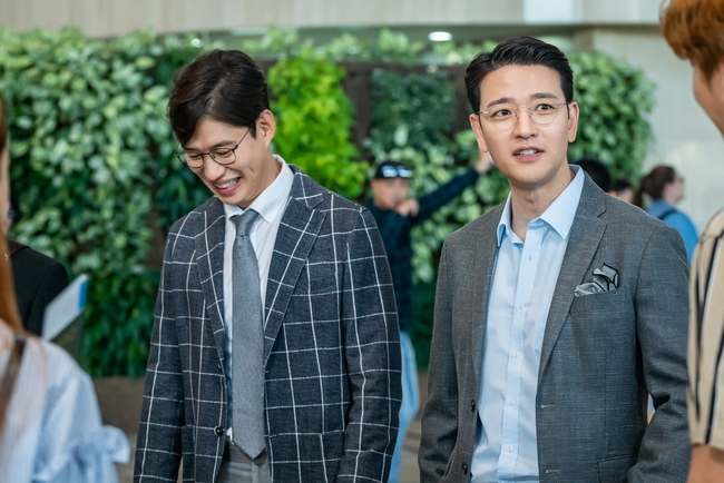 The value of the elegant Friends Actors is shining.JTBC gilt drama Elegant Friends (directed by Song Hyun-wook and Park So-yeon/playplayplayed by Park Hyo-yeon and Kim Kyung-sun) released the behind-the-scenes cut of Actors full bloom of laughter on July 28.In the 6th episode, which aired on July 25, an unknown video of the source arrived to Ahn Jung-sang, and the investigation of the Jugangsan (Lee Tae-hwan) Murder case was a turning point.The video of the scene of the last day of the incident, when Nam Jeong-hae visited Mount Jugang, shocked everyone.I wondered who, why, and why, had sent the video to the risk of being caught.Here, first love Baek Hae-sook (Hana-gam) reappeared in front of the friends who returned to everyday life, adding to the curiosity.Elegant Friends presents a real sympathy through the stories of middle-aged friends and their couples, but the process of pursuing the past, secrets, and questionable Murder events that they are intertwined with is constantly crossing and creating a thrilling suspense.Above all, the synergy of veteran actors who lead the immersive feeling that can not be taken out of joy and tension is shining.In the meantime, the pleasant and cheerful atmosphere in the public photos makes us guess the powerful teamwork of Actors.Even outside the camera, a smile does not know how to leave the face of Yoo Jun-sang, Bae Soo-bin, Kim Sung-oh and Seok-yong Jeong, who emit real-life best friend Chemie.Ahn Gung-cheol, who digs into the truth of the case to protect the precious person, Jung Jae-hoon (Bae Soo-bin), who added tension with the face of a clunky reversal, and Kim Sung-oh, the best friend of the unhateable hallucination, and Park Chun-bok (Seok-yong Jeong) are drawing a variety of middle-aged faces with a realistic sense of response.Especially, after being involved in the death of Professor Han Eung-sik (Lee Joo-seok) during his college days, the secrets of those who faced the Jugangsan Murder case like Dejavu in 20 years further amplifies their curiosity.Song Yoon-ah, Hangam, Kim Hye-eun, and Lee In-hye, who are in the middle of a self-portrait, face to face with their heads in the following photos, catch their attention.The relationship between these four people is as interesting as the four Phoenixes, and the nervous battle between Namjeonghae and Baek Hae-sook, who predicted a breathtaking triangle from their first meeting with Angungcheol 20 years ago, is expected to become even hotter.Kimi, who is a sister of Yoon Eun-sil (Lee In-hye), who emits the youngest beauty with her charming, cute and lovely charm, also focuses attention.Above all, as the problematic First Love Baek Hae-sook has reappeared in the last broadcast, it is noteworthy what kind of perception changes will occur in their daily lives.