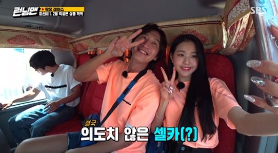 Actor Lee Kwang-soo showed an unexpected generation difference with group IZ*ONE member Jang Won-young.Jang Won-young appeared on the entertainment program Running Man which was broadcast on the 26th, and played various activities with Lee Kwang-soo.Especially on this day, the scene where the generation difference between Lee Kwang-soo, who was born in 1985, and Jang Won-young, who was born in 2004, attracted viewers attention.Jang Won-young, who was taking a self-portrait in a moving car, was embarrassed by Lee Kwang-soos eyes, and Lee Kwang-soo followed the figure of Jang Won-young taking an angle, and Jang Won-young, who laughed at it, suggested Lee Kwang-soo take a picture together.Jang Won-young left a friendly authentication shot with Lee Kwang-soo and said, Send me a picture? How will I send you?Lee Kwang-soo tried to ask Jang Won-youngs number by touching his cell phone, but Jang Won-young immediately said, Do you want to airdrop?I proposed a Bluetooth sharing method.The netizens who saw this showed various reactions such as Unintentionally, the wild water was rejected, It is the difference between the old generation and the new generation, Both are cute.(Sbstar)