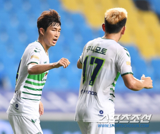 The phrase having a neck and hard carry commonly used in the community, is perfect for Lee Seung-gi (32 and North Jeolla Province Hyde) these days.Star Corps North Jeola Province is the top goaltender to save the team from Danger at a time when strikers are struggling for injuries and sluggishness.4 Kyonggi, including the FA Cup, scored consecutive goals; without penalty, he only scored four goals in a full-length field goal.It is a good scoring pace compared to the KUEFA Champions League1 scorer Junio (33 and Ulsan Hyondai).This is the first time Lee Seung-gi has scored a consecutive UEFA Champions League 3Kyonggi goal in his 10th year as he made his debut in the 2011 KUEFA Champions League.The scorer also has high purity: Seongnam FC (2-2) and Incheon United (1-1) scored the second-half equalizer and saved the team from the humiliating Danger.He scored the first goal in the FA Cup round of 16 against Jeonnam Dragons and made his second goal against FC Seoul on the weekend.The 2Kyonggi won North Jeolla Province 3-2 and 3-0 respectively.North Jeolla Province attacker who saw the same time is one of new Gustavo.As a result, Morais dependence on Lee Seung-gi is gradually increasing.There are more playing times than the offensive FC Ufa Takeharu Kunimoto and Kim Bo-kyung, who have been ambitiously recruited ahead of this season.Lee Seung-gi ran 969 minutes (based on the UEFA Champions League), Takeharu Kunimoto 820 minutes and Kim Bo-kyung 775 minutes.The scorers are Lee Seung-gi (4 goals), Takeharu Kunimoto (1 goal), and Kim Bo-kyung (0 goals).Han Gyo-won (6 goals) is the only player on the team that has scored more goals than Lee Seung-gi.Lee Seung-gi, who was attracting attention as a famous entertainer and a same name during his rookie days, is a top player in the popular rankings in North Jeolla Province, where Kukdae is full.The national team has a short career and low public awareness. It is not a personality that puts itself in the self-promotion era.But he is no better than anyone. He has the qualities to possess, including ball-kipping, passing supplies, depressurization and pressure, and penetration of the door.Choi Kang-hee, former director of North Jeola Province, did not publicize Lee Seung-gi (then Gwangju FC), who won the Rookie of the Year award at the end of 2012.Lee Seung-gi, who joined North Jeolla Province in 2013, remained in North Jeolla Province even after Choi left.This years eighth year of North Jeolla Province, the longest stay in Jeonju City among the 14 players who played in the last Seoul match.