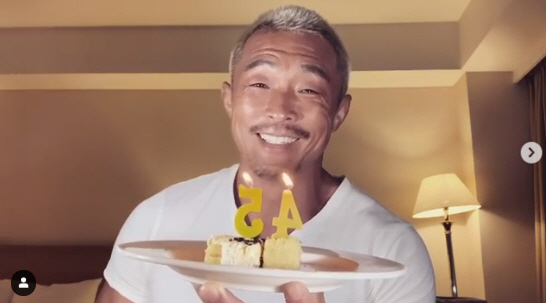 Martial arts player Yoshihiro Akiyama delivered a birthday celebration with his self.On the 29th, Yoshihiro Akiyama celebrated his birthday by singing birthday celebrations through his Instagram.Yoshihiro Akiyama sang to himself with a birthday cake, saying, You were born today and its been 45 years. I will continue to believe in you and make a hard fight.Please cheer me up. Meanwhile, Yoshihiro Akiyama married Shiho Yano, a famous Japanese model in 2009, and got her daughter Sarang Akiyama.Yoshihiro Akiyama - Sarang Akiyama The woman has been loved by KBS2 entertainment program Superman Returns.