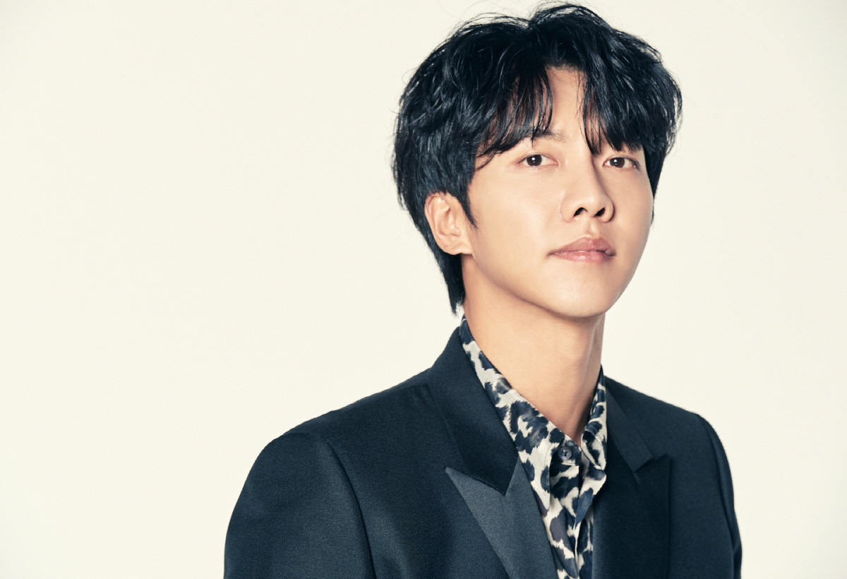 Lee Seung-gi joins MC in Singer GainJTBCs new entertainment Singer Gain (planning Yoon Hyun-joon, director Kim Hak-min, and Park Ji-ye), which is scheduled to be broadcast in the second half of this year, is a new concept reboot that helps singers who need one more opportunity to stand in front of the public, such as an unknown singer who has not recognized the world, a once-forgotten singer, As a audition program, various talented musicians are currently inundated with support.Singer Gain, who attracted attention as a new project of Sugar Man production team that caused Korea Newtro Syndrome, is continuing the casting lineup of fantasy by confirming the appearance of the best all-round entertainer Lee Seung-gi in MC, which attracted attention after Yoo Hee-yeol joined as a judge.Lee Seung-gi said, I decided to join the audition to give all the singers who need a place to stand a chance to give one more.I do not think MC Lee Seung-gi is the right person to understand the hearts of the participants more than anyone else as a singer as well as excellent progress, said the production team of Singer Gain. I hope you will be interested in the lineup of judges to be released in the future.JTBCs Singer Gain with MC Lee Seung-gi is recruiting participants by the 31st (Fri). You can check the detailed recruitment method on the official website.