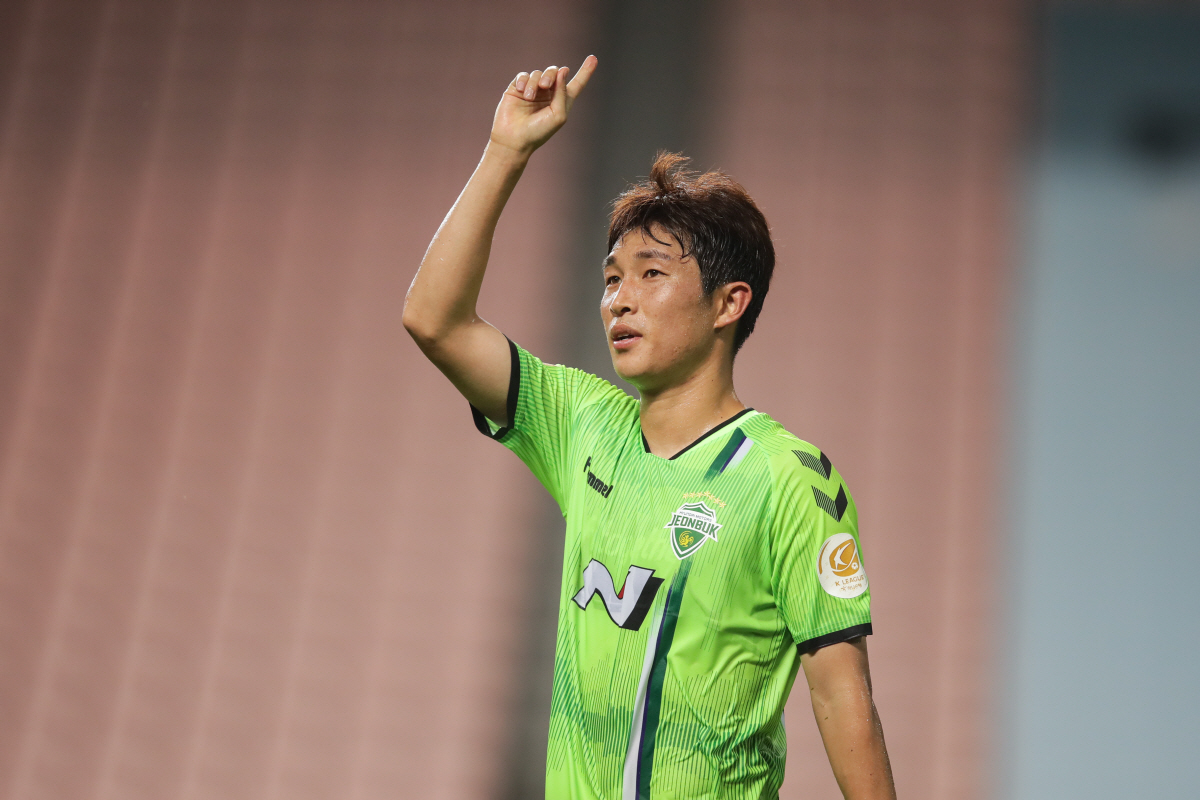 North Jeolla Province Hydenai Technion Lee Seung-gi, 32, was voted Hanawonkyu KUEFA Champions League 1 2020 13th round MVP.Lee Seung-gi scored one goal - one assist in the Jeonju Castle home Kyonggi against FC Seoul on the 26th, leading North Jeola Province to a 3-0 victory.Lee Seung-gi scored the teams second goal in the 44th minute with a right-footed shot from the ball that the dragon connected in the first half.In the 17th minute of the second half, Lee Seung-gi dug into the back space of his opponents defense and crossed to assist the new foreign striker Gustavo (from Brazil).Lee Seung-gi was well qualified to be voted in the 13th round MVP.North Jeolla Province broke a 3Kyonggi winning streak and won the UEFA Champions League in 4Kyonggi.Lee Seung-gi has four goals - two assists - in 12 Kyonggi this season.The best match for this round was the match between Sangju and Ulsan (25th); Ulsan was selected as the best team in the round, winning this Kyonggi 5-1.KUEFA Champions League 2 12th round MVP is Suwon FCFC striker Ahn Byung-joon.He scored his teams first goal with a penalty kick in Kyonggi of Anyang and Suwon FCFC on the 25th, leading to a 2-0 victory.Ahn Byung-joon maintained the lead in the KUEFA Champions League 2 with a total of 12 goals.FW Junio (Ulsan), Break the guitar record (Pohang), and Park Sang-hyuk (Suwon FC)MF Kim In-sung (Ulsan), Lee Seung-gi (North Jeolla Province), Sejingya (Deagu), Jung Seung-won (Deagu)DF Park Joo-ho (Ulsan), Hong Jung-ho (North Jeolla Province), and Lee Yong (North Jeolla Province)GK Koo Seong-yun (Deagu)FW Hernandez (Jeonnam), Look (Gyeongnam), Ahn Byung-joon (Suwon FCFC)MF Lee Eun-beom (ChungchungnamMauna Kea), Martha (Suwon FCFC), Andre (Daejeon), Helquist (ChungchungnamMauna Kea)DF Cha Young-hwan (ChungchungnamMauna Kea), Lee Han-sam (Suwon FCFC), Kwon Seung-ri (Bucheon)GK Kim Jin-young (Daejeon)