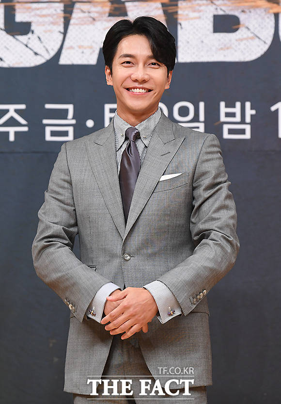 Lee Seung-gi is active as MC of JTBC new entertainment program Singer Gain.JTBCs Singer Gain (planning Yoon Hyun-joon, director Kim Hak-min, and Park Ji-ye), which is scheduled to be broadcast in the second half of this year, is a new concept reboot audition program that helps singers who need one more opportunity to stand in front of the public, such as an unknown singer who has not recognized the world, a singer who has once gone well but has been forgotten,The program crew said on the 29th, Lee Seung-gi has confirmed his appearance as an MC of Singer Gain. He added, You Hee-yeol joined the judging committee and continues the casting lineup of fantasy.MC Lee Seung-gi is not only an excellent progressor but also a singer who can deeply understand the hearts of the participants than anyone else, he said. I would like to have a lot of interest in the lineup of judges to be released in the future.According to the production crew, Lee Seung-gi decided to appear with deep sympathy for the intention of auditioning to give one more opportunity to all singers who need a place to stand.JTBC Singer Gain, where Lee Seung-gi joined MC, will recruit participants by the 31st.