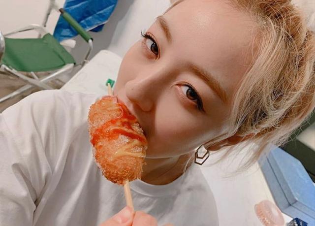 Girl group TWICE member Jihyo inhaled Hot dog StormOn the 29th, Jihyo posted several photos on TWICEs official SNS.The photo shows Jihyo eating Hot Dog. His lovely expression catches his eye.Meanwhile, TWICE, which debuted in 2015, has included: Cheer Up, KNOCK KNOCK, Signal (SIGNAL), LIKEY, Heart Shaker, Yes Or Yes, Fancy, FANCY. He was loved by the public for his hits such as Feel Special.TWICE recently released the album More and More and confirmed its popularity once again.