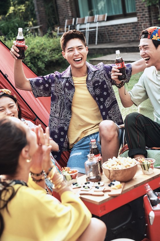 Actor Park Bo-gum showed remaining hidden at the AD shooting scene.AD-shot behind-the-scenes photo released by Coca-Cola on Thursday showed Park Bo-gum enjoying tents and camping with friends in the yard in front of the house to have a thrilling and enjoyable new summer in New Normal.In the photo, Park Bo-gum laughs with the pose of Stephanie Herseth Sandlin salting.Park Bo-gum, who approached the camping barbecue, which was being baked as a prop during the filming break, stared at the barbecue with a lantern-looking eye and performed a relentless Stephanie Herseth Sandlin salting performance with an improvised salt barrel.On the other hand, Park Bo-gum will join the military on August 31 after completing the TVN drama Youth Record and the movie Wonderland.