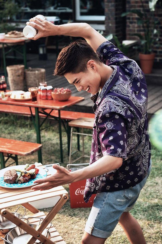 Actor Park Bo-gum showed remaining hidden at the AD shooting scene.AD-shot behind-the-scenes photo released by Coca-Cola on Thursday showed Park Bo-gum enjoying tents and camping with friends in the yard in front of the house to have a thrilling and enjoyable new summer in New Normal.In the photo, Park Bo-gum laughs with the pose of Stephanie Herseth Sandlin salting.Park Bo-gum, who approached the camping barbecue, which was being baked as a prop during the filming break, stared at the barbecue with a lantern-looking eye and performed a relentless Stephanie Herseth Sandlin salting performance with an improvised salt barrel.On the other hand, Park Bo-gum will join the military on August 31 after completing the TVN drama Youth Record and the movie Wonderland.